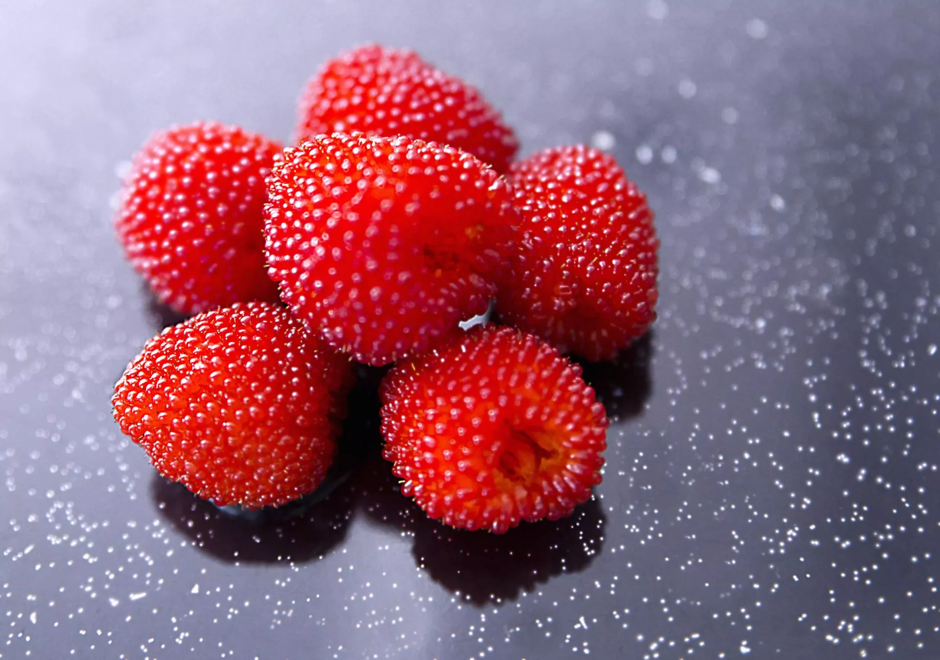 Malinotruskawka podbija ogrody. Co to za roślina i jak ją uprawiać?