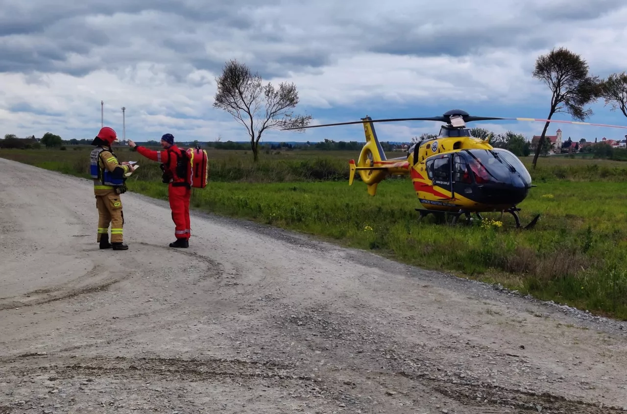 Przewoził wnuki w łyżce ładowarki. 7-latek wpadł pod koła