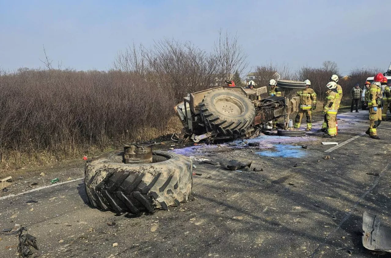 Zderzenie busa z ciągnikiem. Ursus rozpadł się na części [ZDJĘCIA]