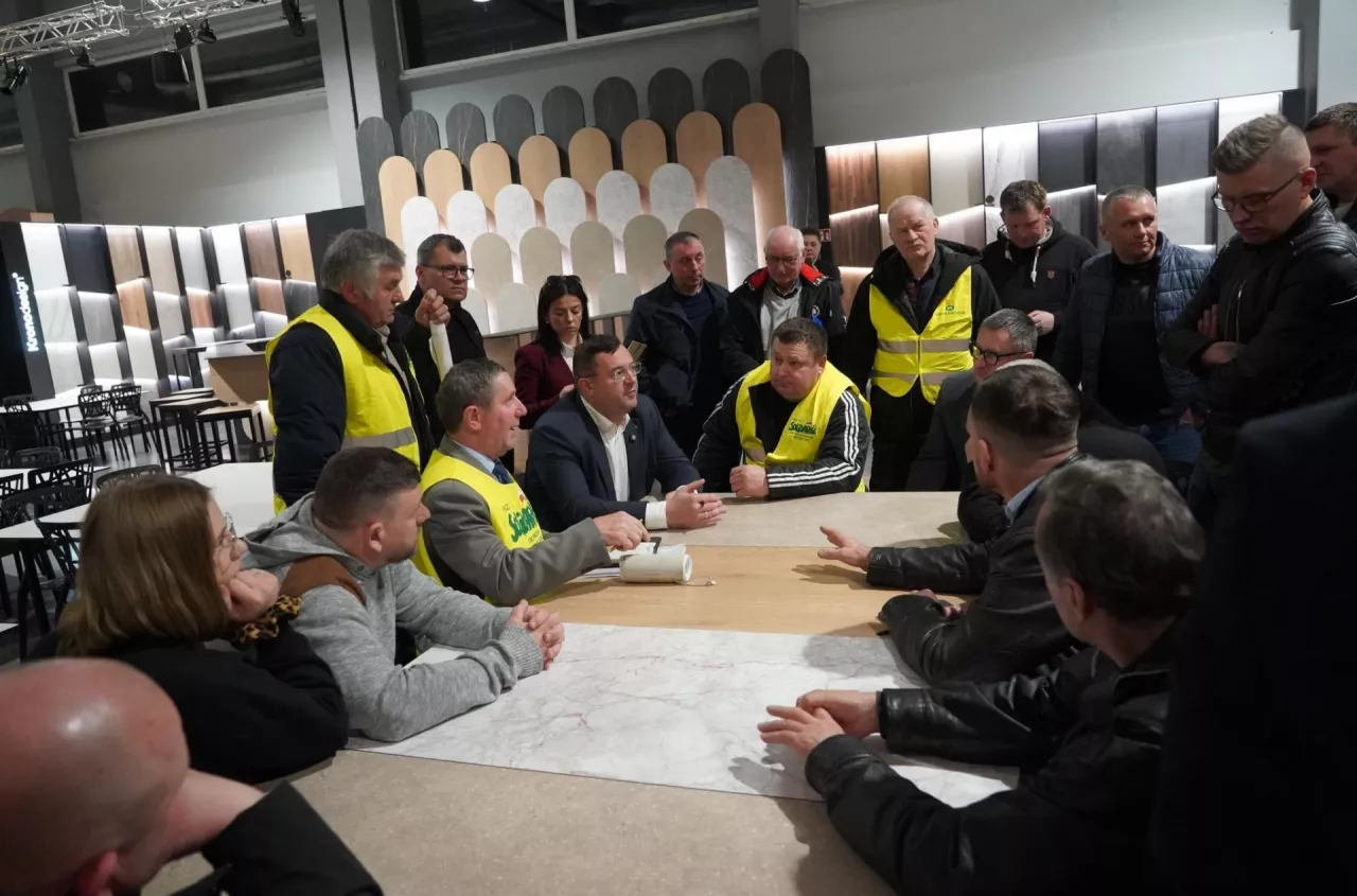 80 tys. zł za nasiona, 3 tys. zł za mocznik. Rolnik do ministra: ile mam zebrać, żeby się zwróciło?