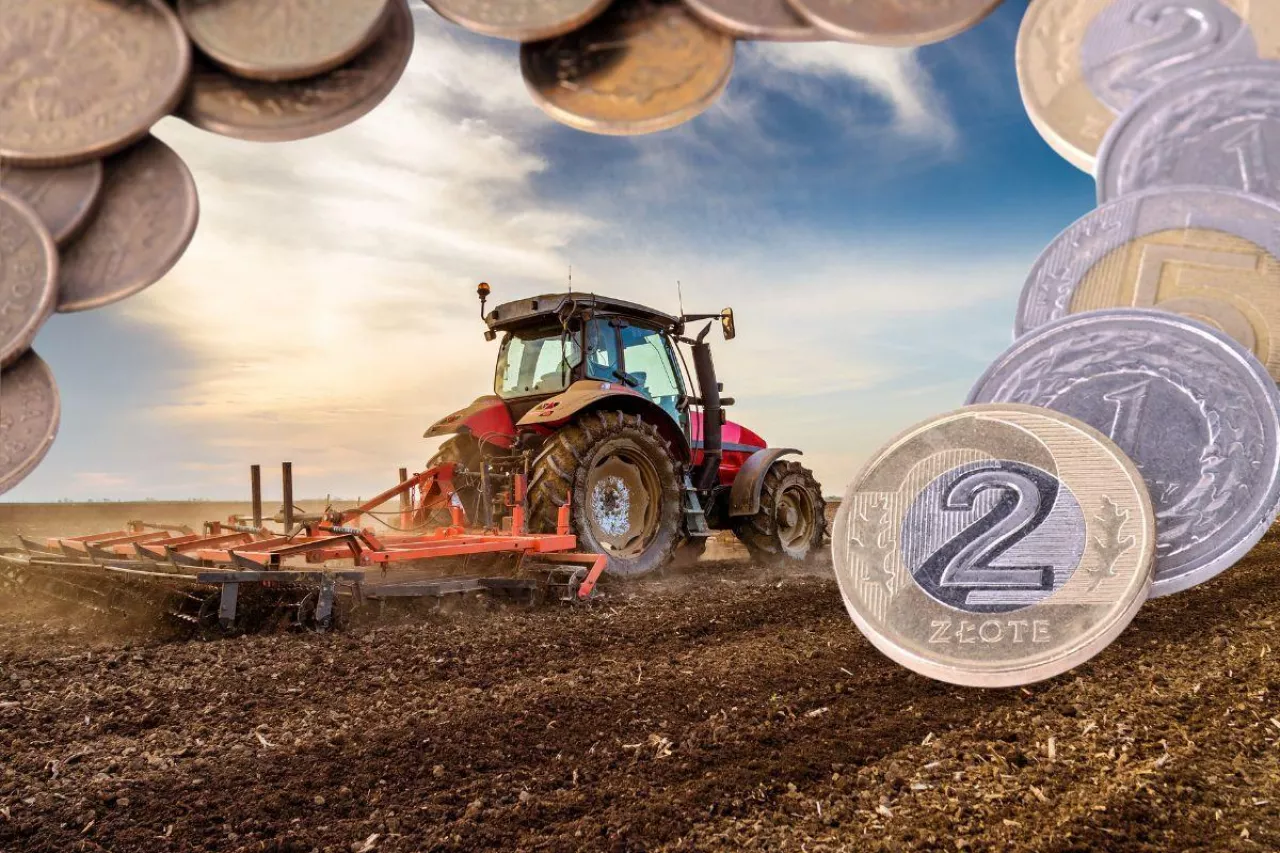 dopłaty bezpośrednie pieniądze rolnictwo ciągnik na polu