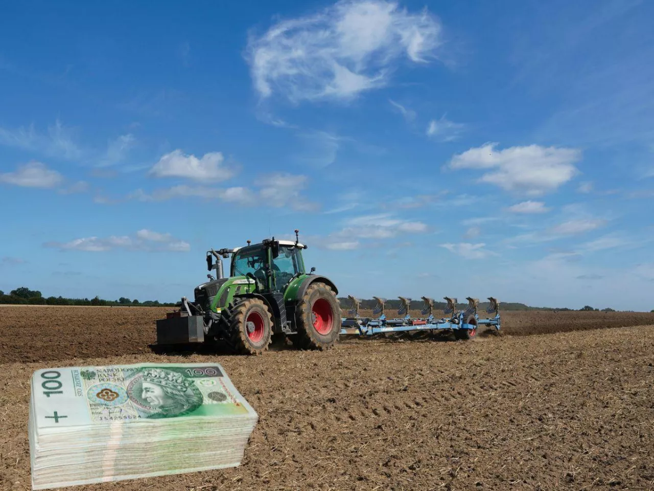 pole, traktor, banknoty polskie u dołu zdjęcia