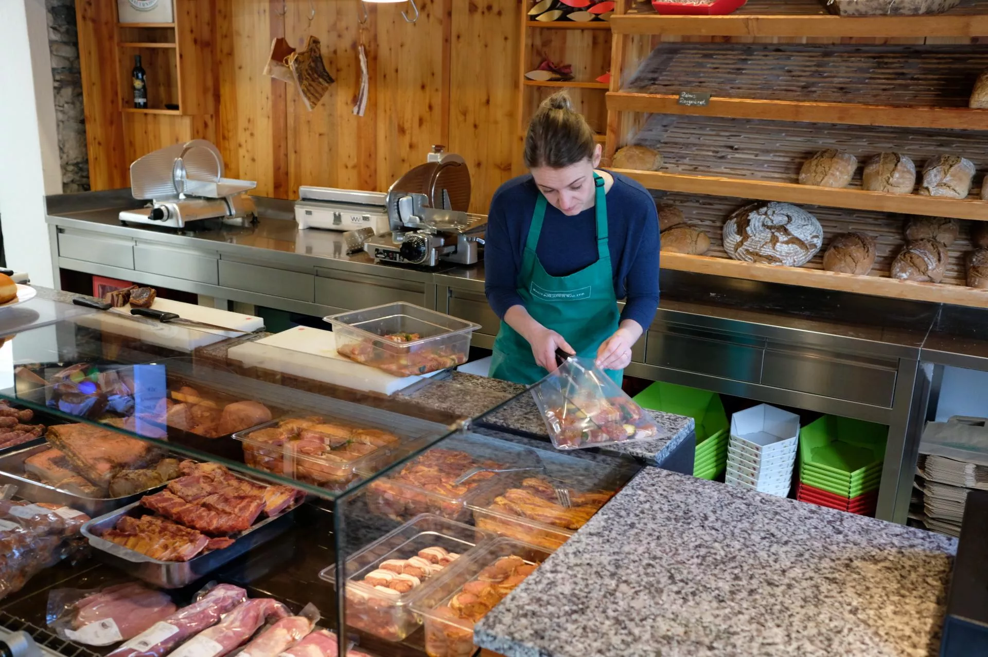 Zamiast sprzedaży świń i bydła – chleb i boczek. Tak zarabia to gospodarstwo