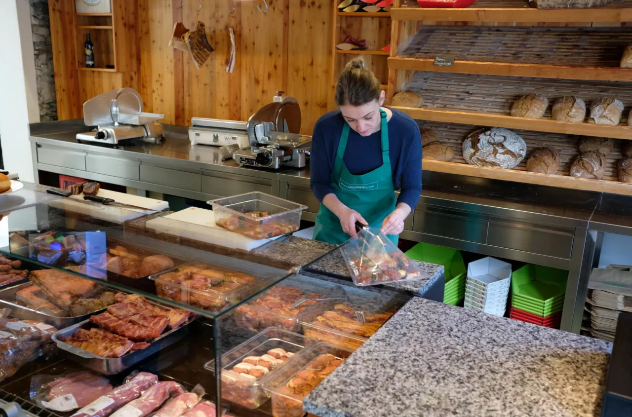 Zamiast sprzedaży świń i bydła – chleb i boczek. Tak zarabia to gospodarstwo