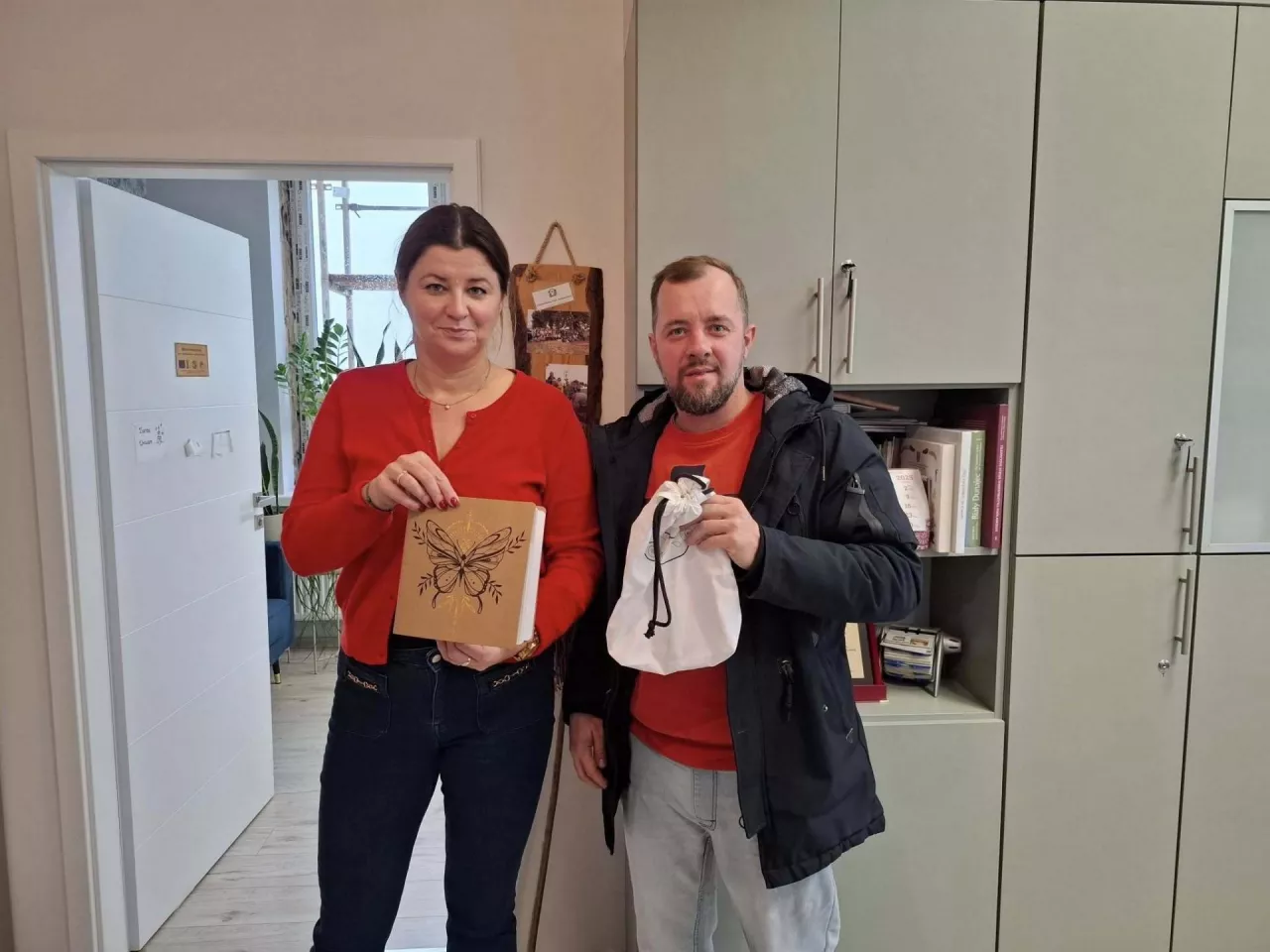 Zdjęcie dokumentujące przekazanie kroniki. Po lewej przedstawicielka LGD Tygiel Doliny Bugu, po prawej – XXXXX z Pustelni Sękalik z Osmoli. Czyli teleport pierwszy przekazuje kronikę drugiemu