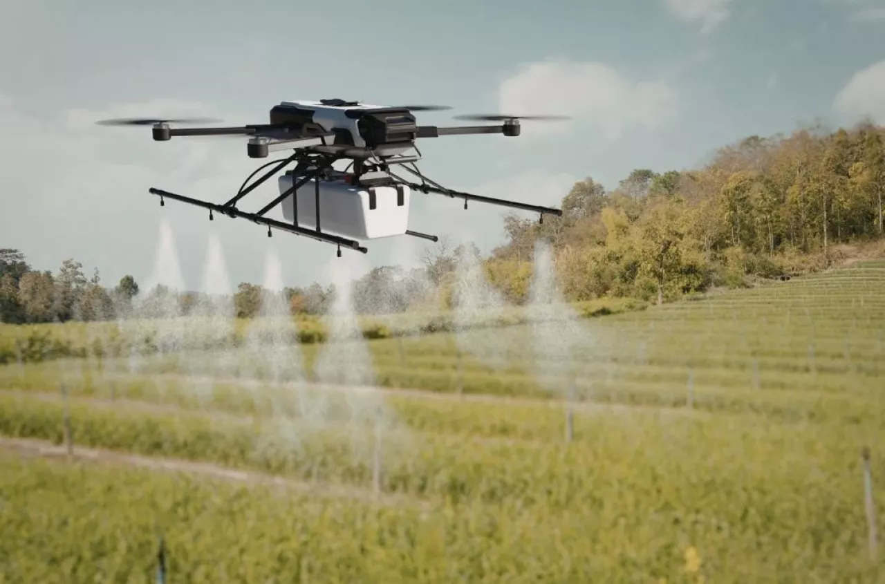 Dron nad pastwiskiem. Rolnicy alarmują: ktoś o tym zapomniał