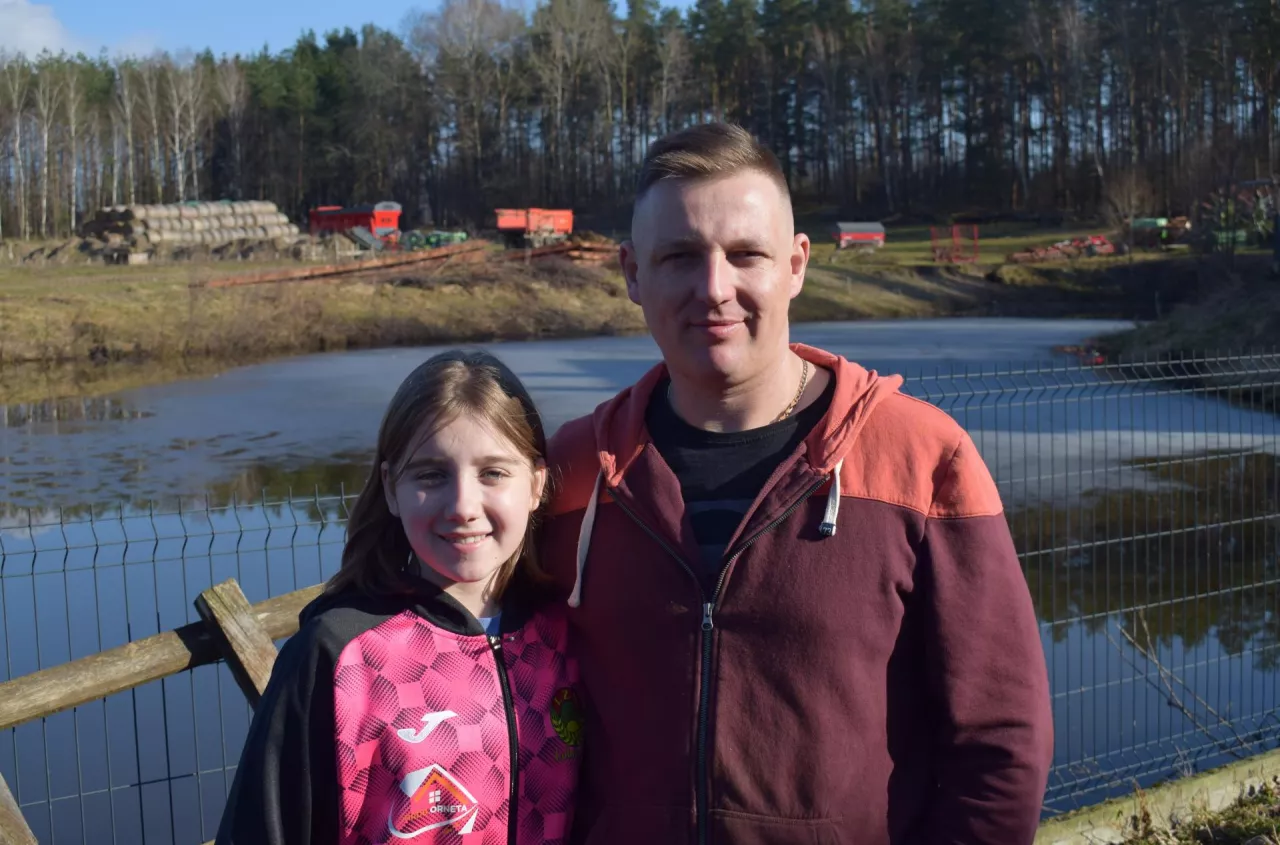 Paszy starcza na cały rok. Rolnik zdradza, co naprawdę działa