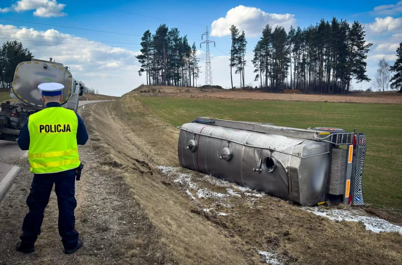 Cysterna z mlekiem w rowie. Kierowca miał prawie 3 promile