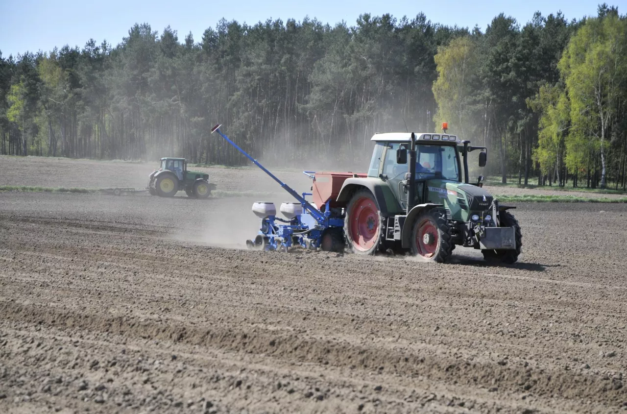 Rolnicy w UE tankują taniej. Czy w Polsce też będzie czerwone paliwo?