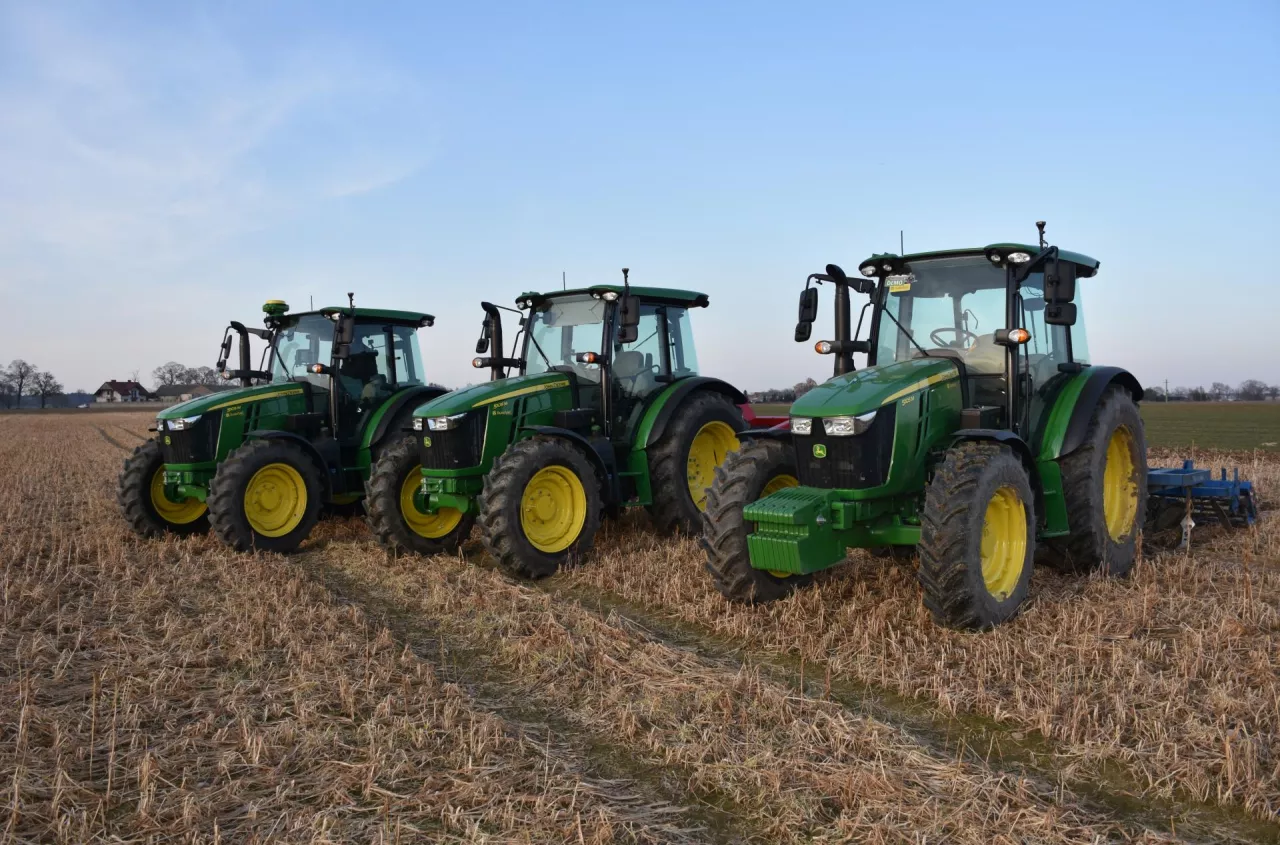 Która skrzynia do John Deere 5105M? Test pokazuje wyraźnego faworyta