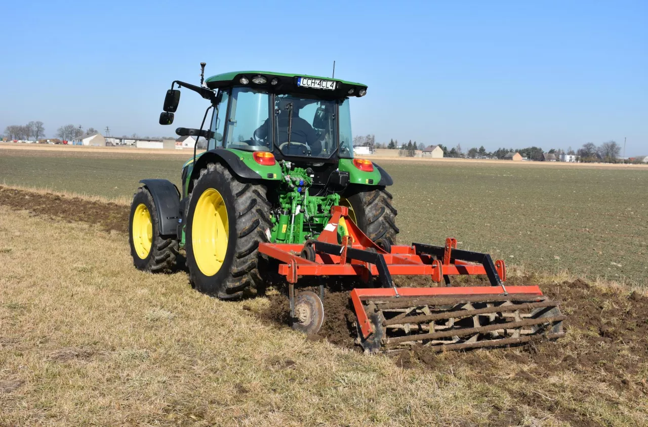 Która skrzynia w John Deere najlepsza? Sprawdziliśmy w polu i transporcie