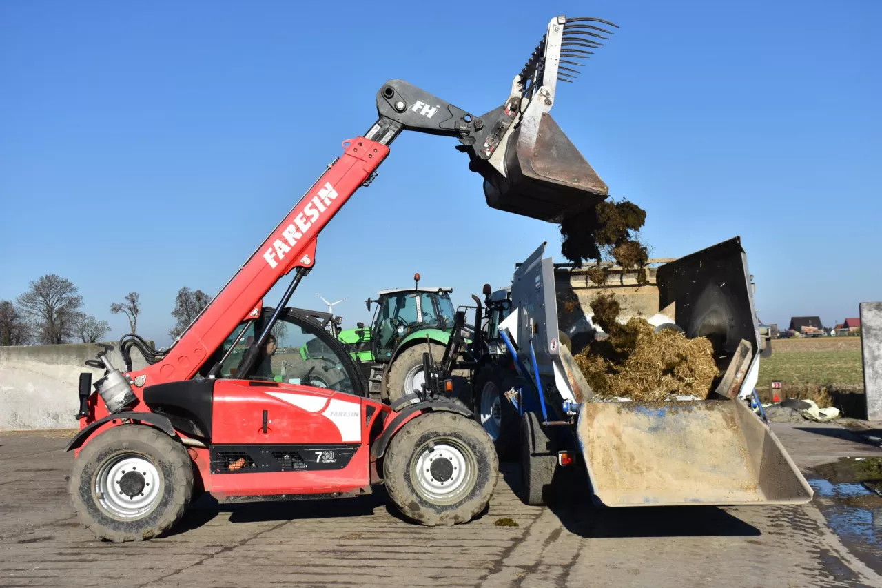 Załadunek wozu paszowego