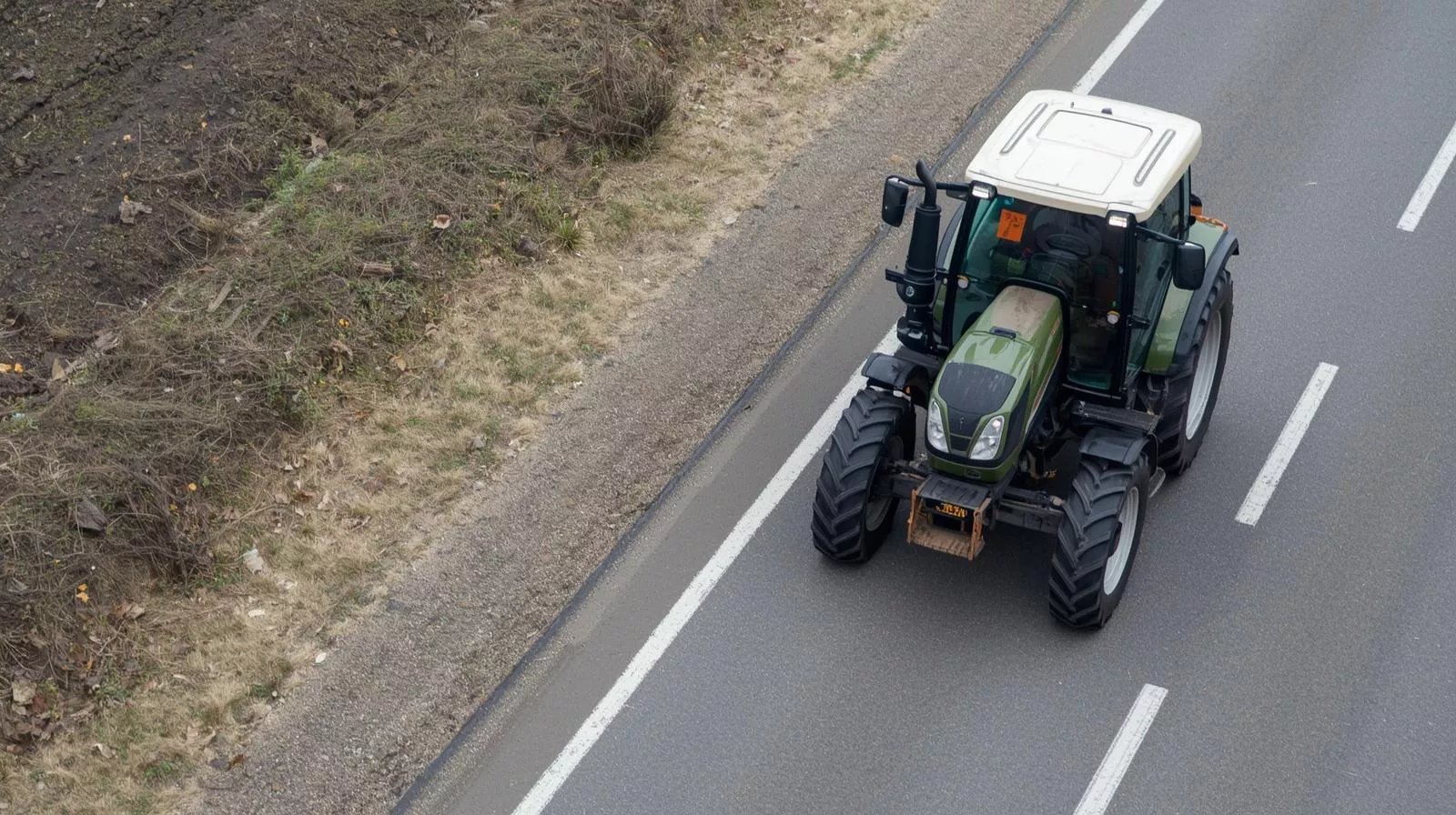 Ciągnik na drodze i kolejka aut. Co musi zrobić rolnik?