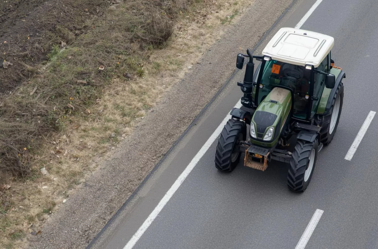 Ciągnik na drodze i kolejka aut. Co musi zrobić rolnik?