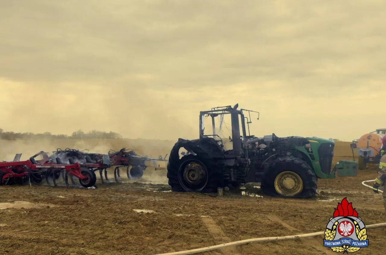 Ciągnik stanął w ogniu podczas pracy. Straty sięgają 1,5 mln zł