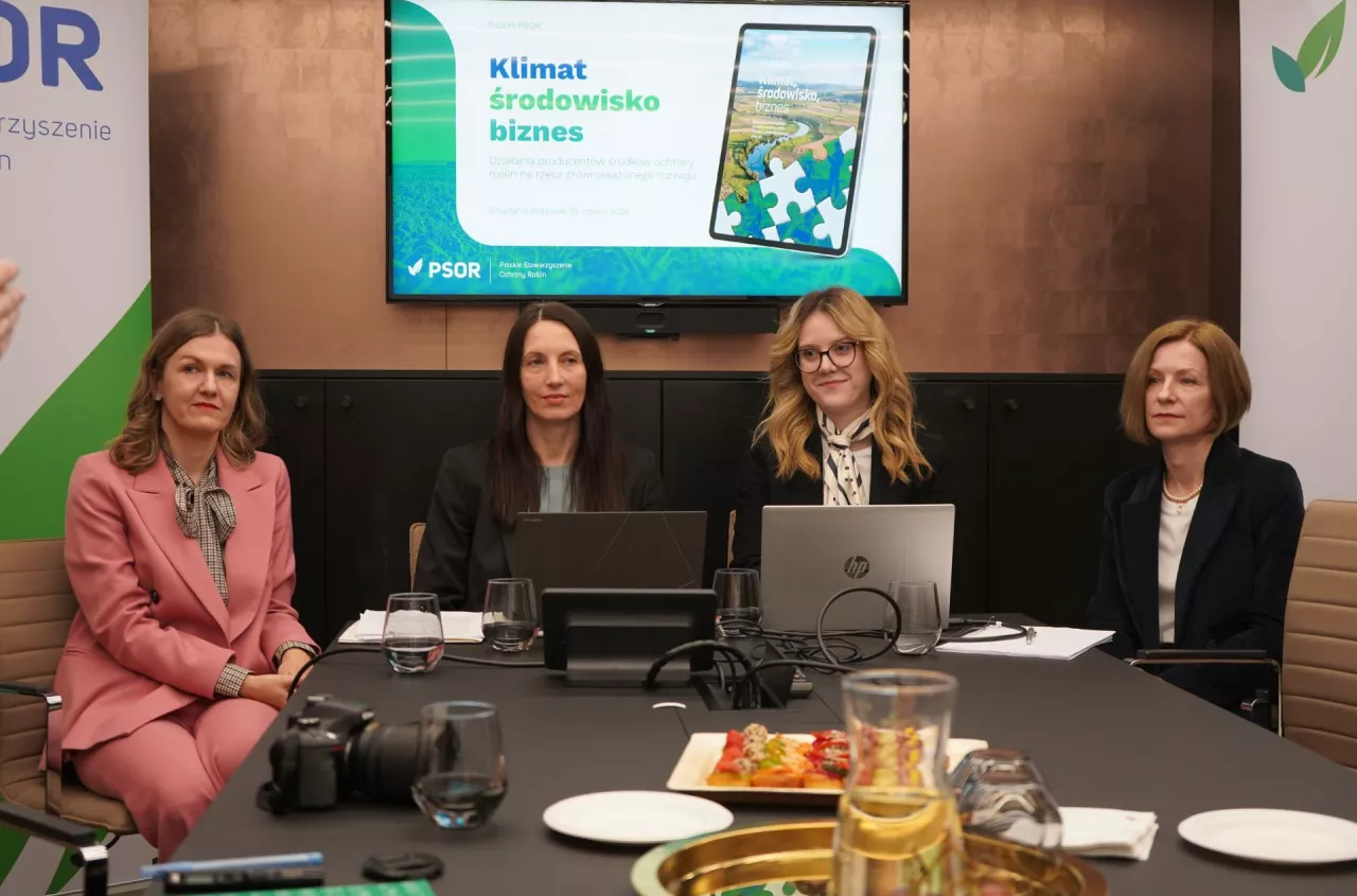 Mają produkować więcej, a UE zabiera im narzędzia. Rolnicy pod ścianą