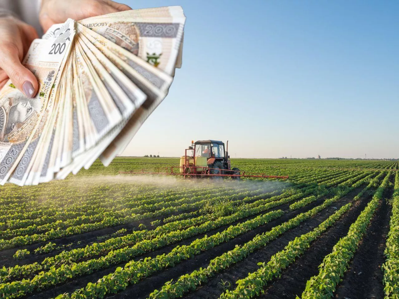 pole, maszyna rolnicza, po lewej na górze ręka trzymająca banknoty