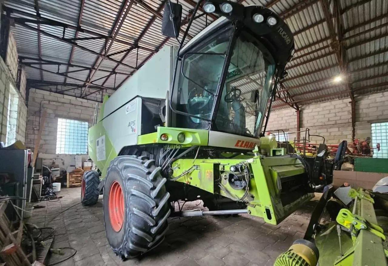 Białoziolny kombajn Claas Tucano 440 w garażu