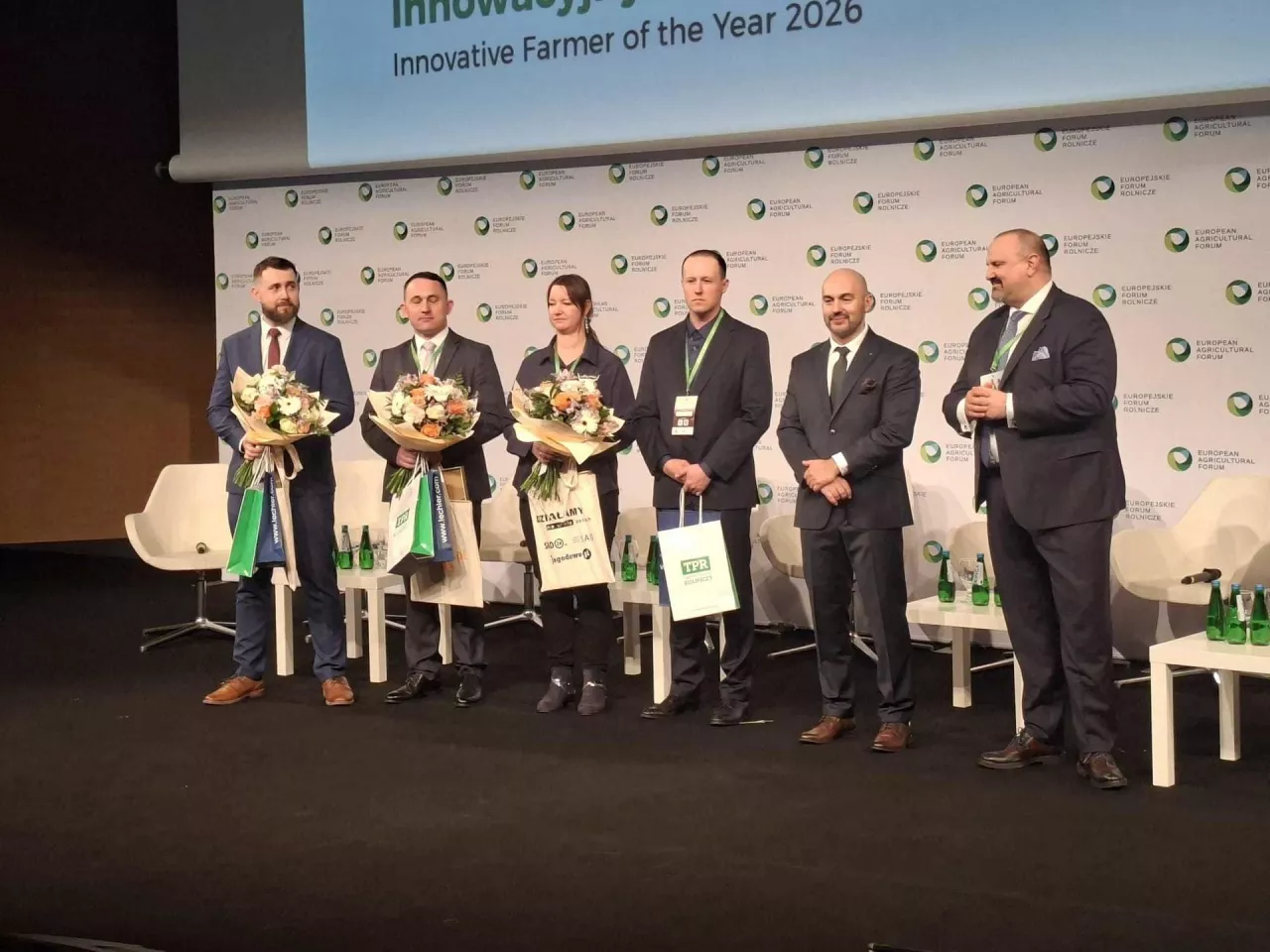 Laureaci konkursu ”Innowacyjny Rolnik” wraz z organizatorami i partnerami na scenie EFR w Jasionce