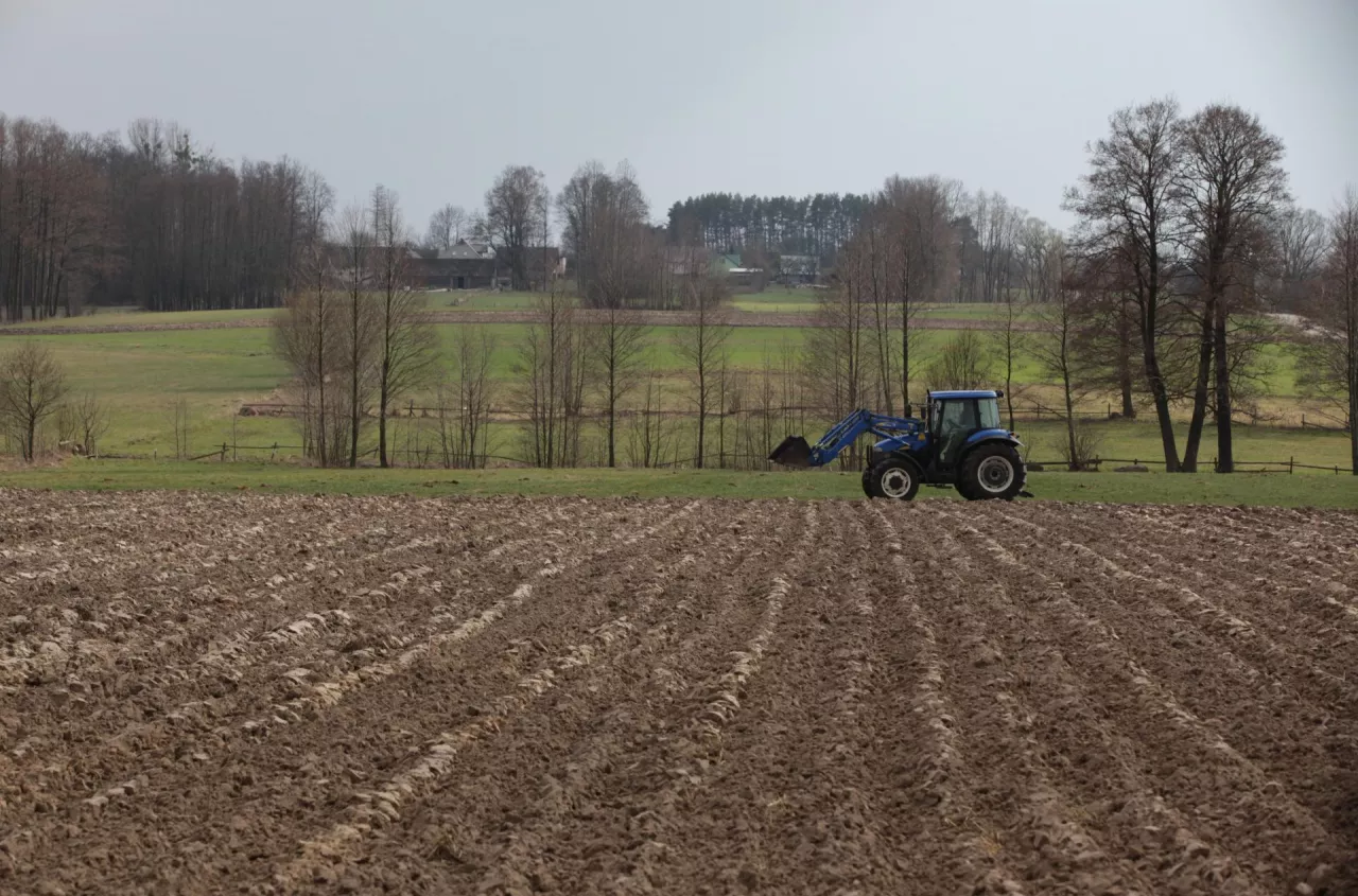 Rolnik przepisał ziemię dziecku. Czy wierzyciel może cofnąć darowiznę?