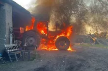 Ciągnik Massey Ferguson cały w ogniu - taki widok zastały pierwsze jednostki, które dotarł na miejsce pożaru