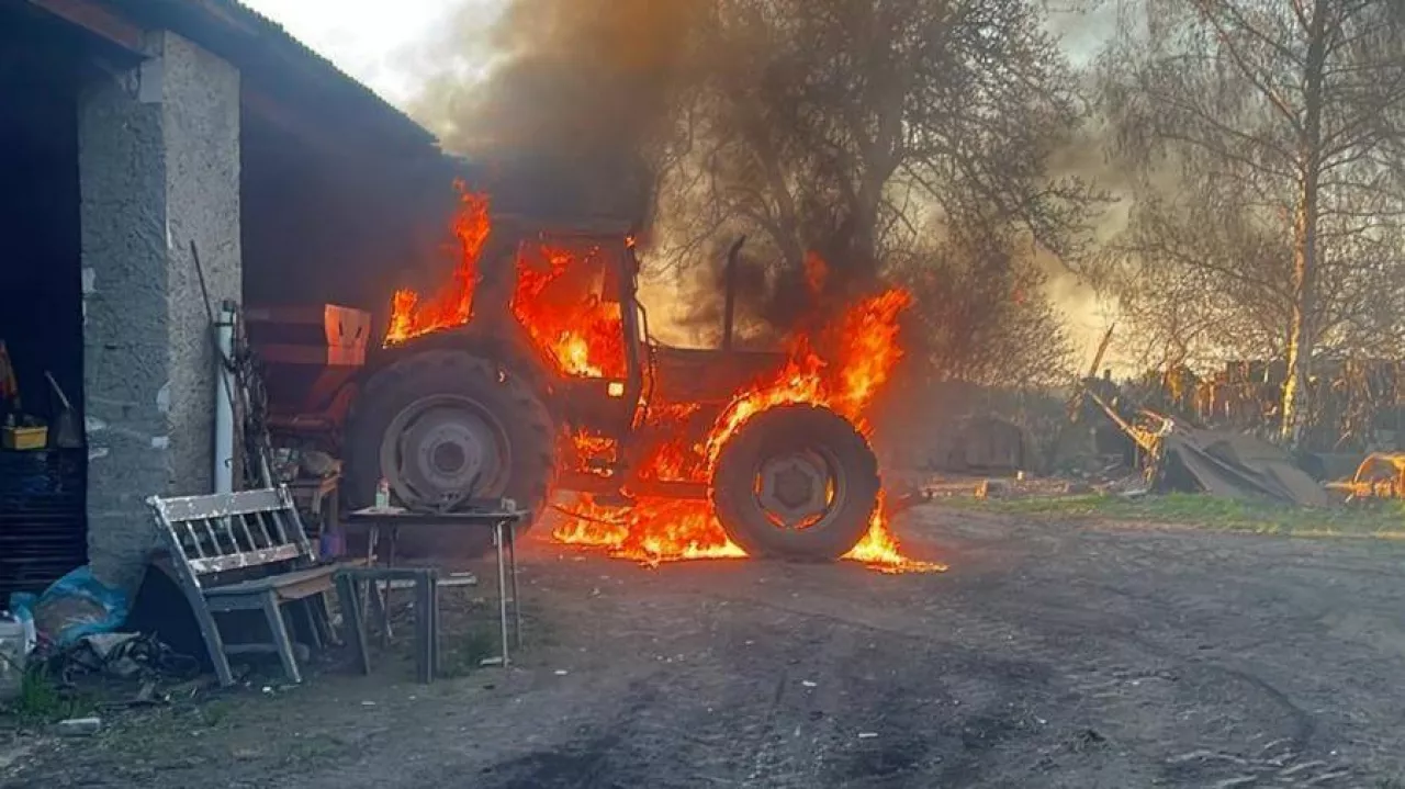 Ciągnik Massey Ferguson cały w ogniu - taki widok zastały pierwsze jednostki, które dotarł na miejsce pożaru