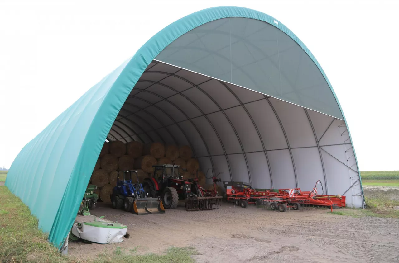 Rolnik musi rozbierać halę co pół roku. Absurd przepisów?