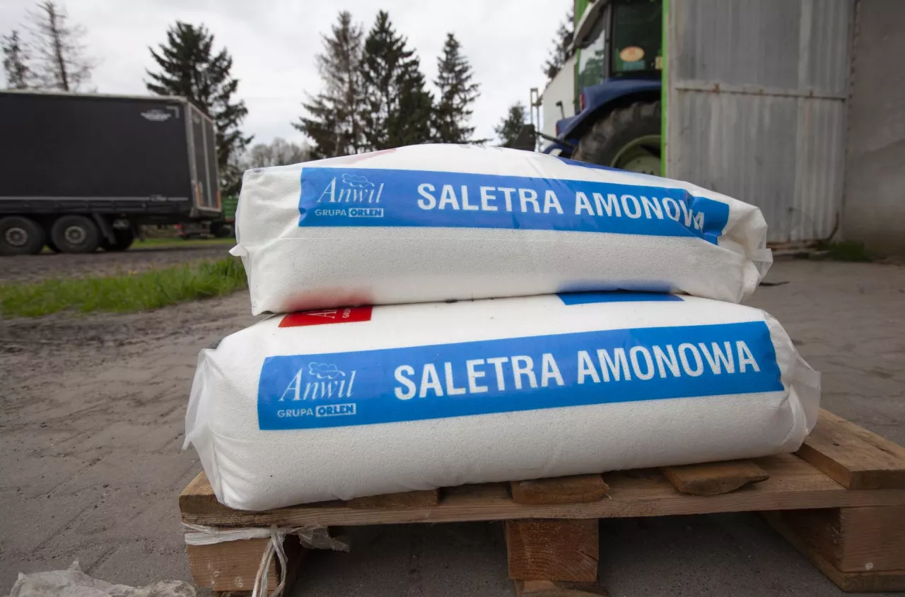 Saletra tanieje choćby o 80 zł, ale rolnicy nie kupują. Sprawdź ceny nawozów [SONDA]