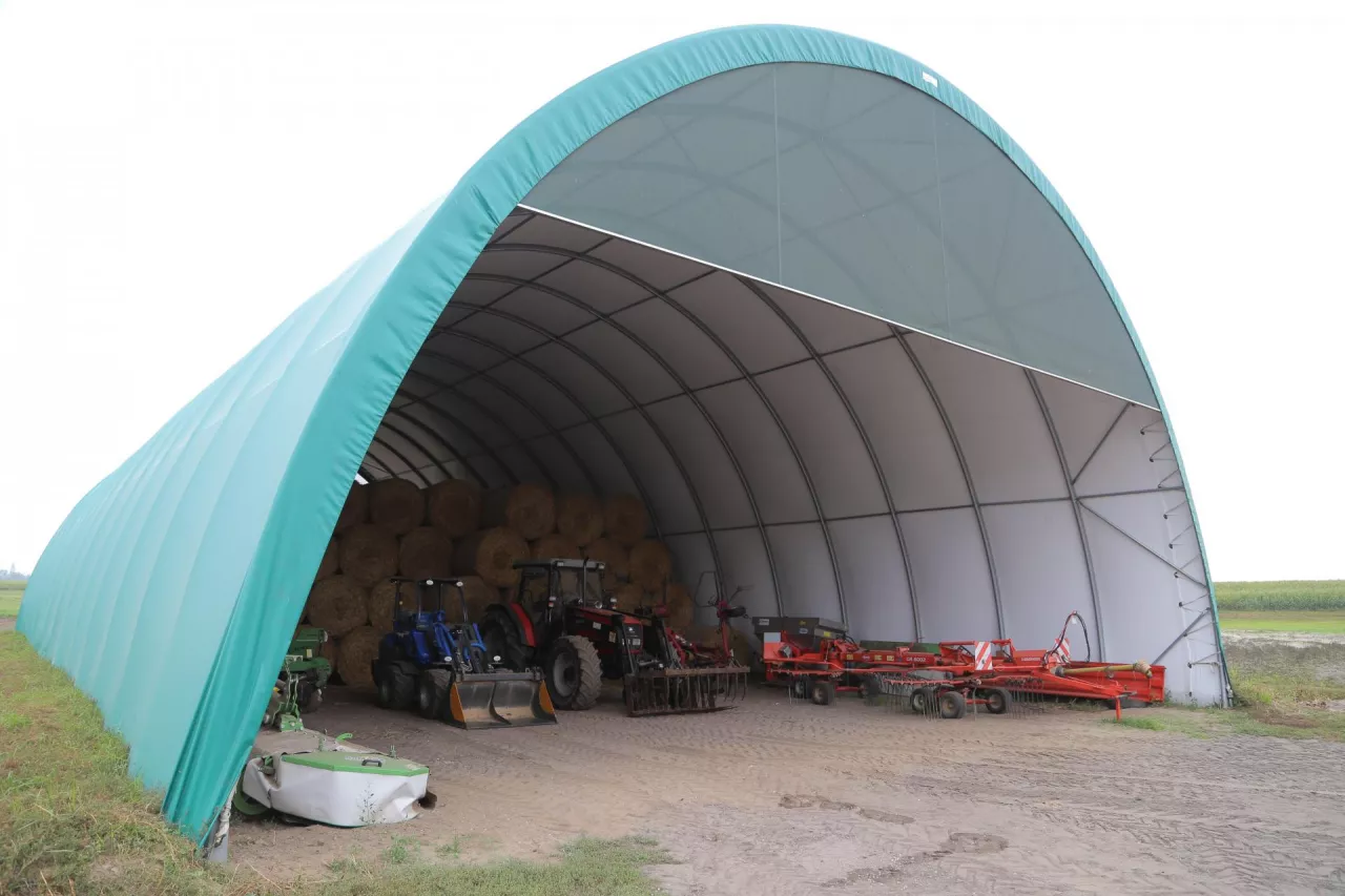 Rolnik musi rozbierać halę co pół roku. Absurd przepisów?