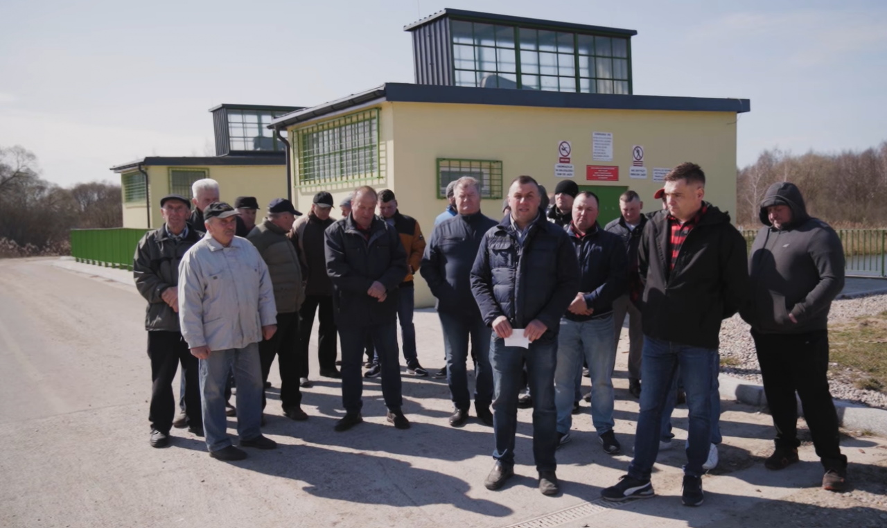 Rolnicy z Rzędzian i okolic obawiają się, że odbudowa progu doprowadzi do piętrzenia wody i zalania pól, jak miało to miejsce w przeszłości