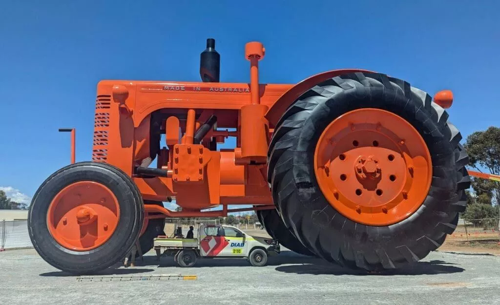 42 tony stali i 800 litrów farby. Tak wygląda największy ciągnik świata