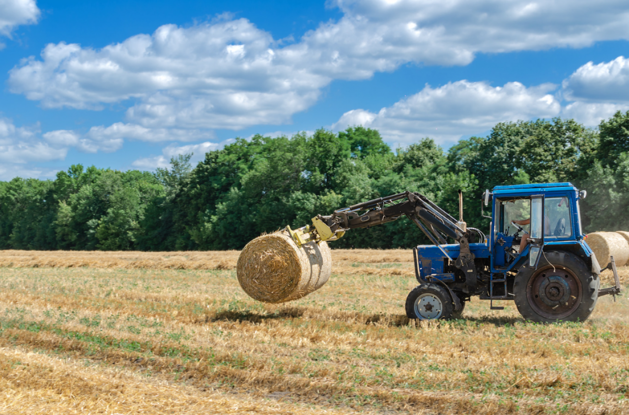 Jazda ciągnikiem z widłami. Kiedy grozi mandat?