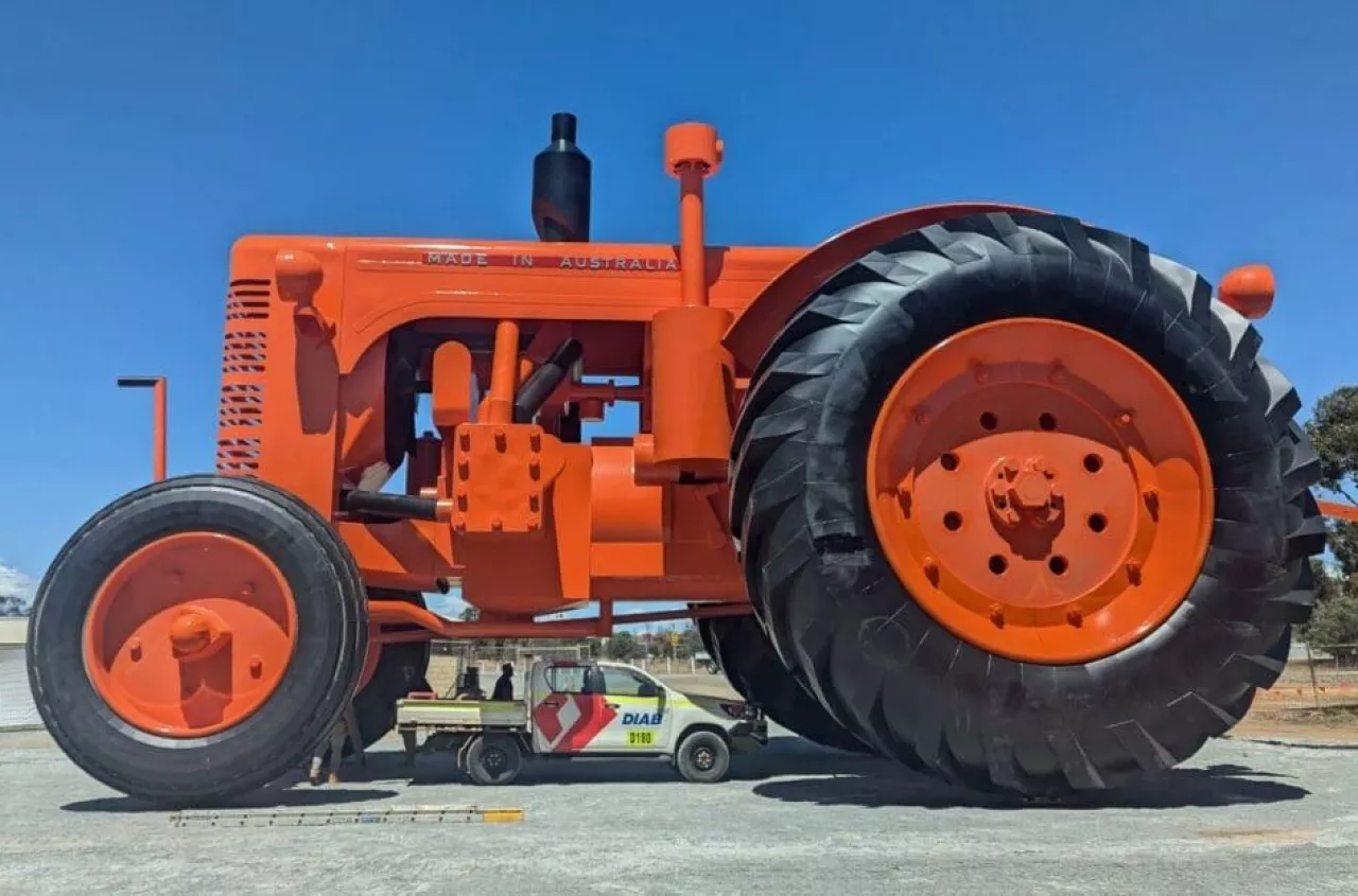 42 tony stali i 800 litrów farby. Tak wygląda największy ciągnik świata