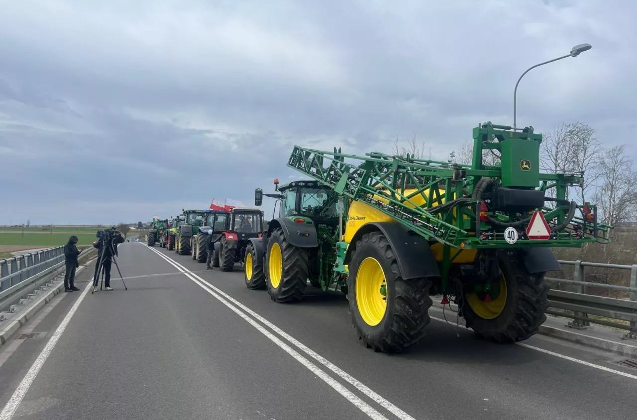 „To nie dopłaty, to zapłata za pracę”. Rolnicy blokują ekspresówkę