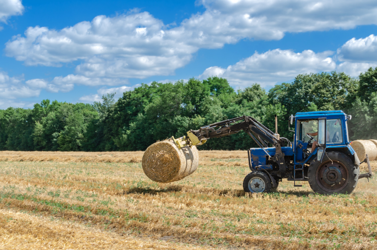 ciągnik, widły, słoma