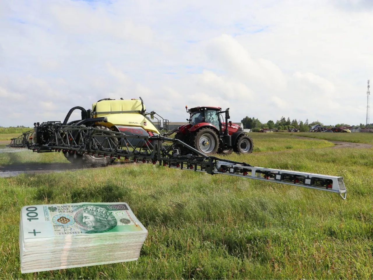 pole, maszyna rolnicza, banknoty polskie u dołu po lewej stronie