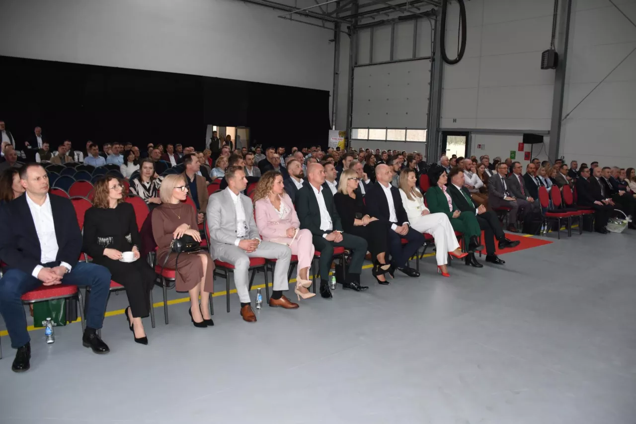 W ceremonii uruchomienia oddziału udział wzięli rolnicy – klienci firmy oraz jej partnerzy handlowi