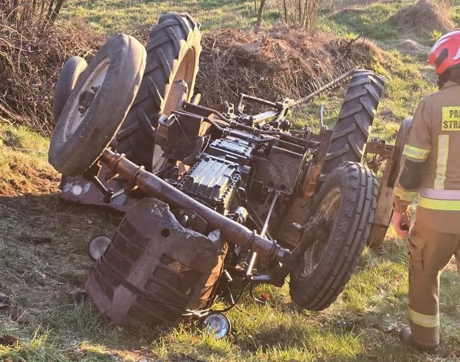 77-letni traktorzysta uwięziony pod ciągnikiem rolniczym. Wypadek podczas prac polowych