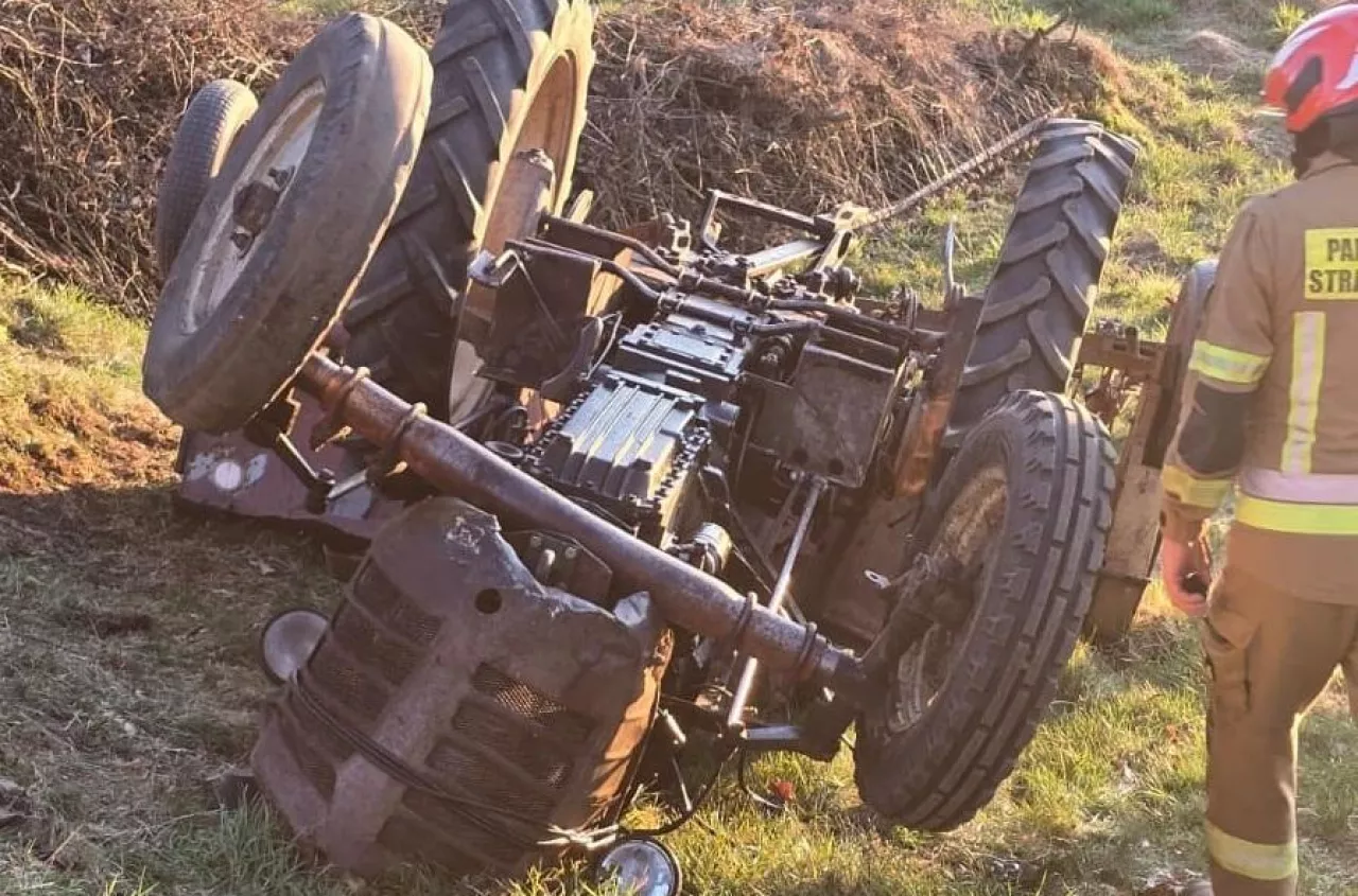 77-letni traktorzysta uwięziony pod ciągnikiem rolniczym. Wypadek podczas prac polowych