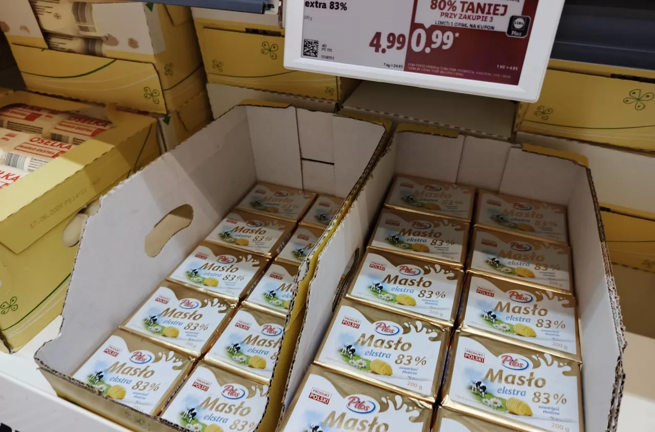 99 groszy za mleko, 6 zł za obornik. Rolnik: z czego mam ciąć koszty?