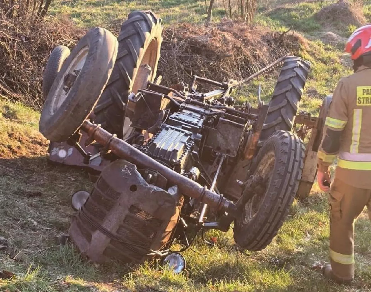77-latek, po wydobyciu spod ciągnika rolniczego, trafił LPR do szpitala