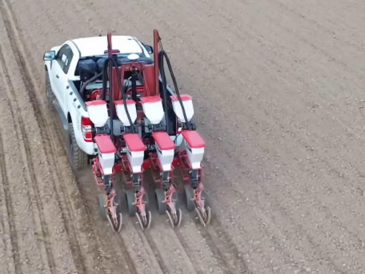 Precyzyjny siew z GPS – nawet w pickupie