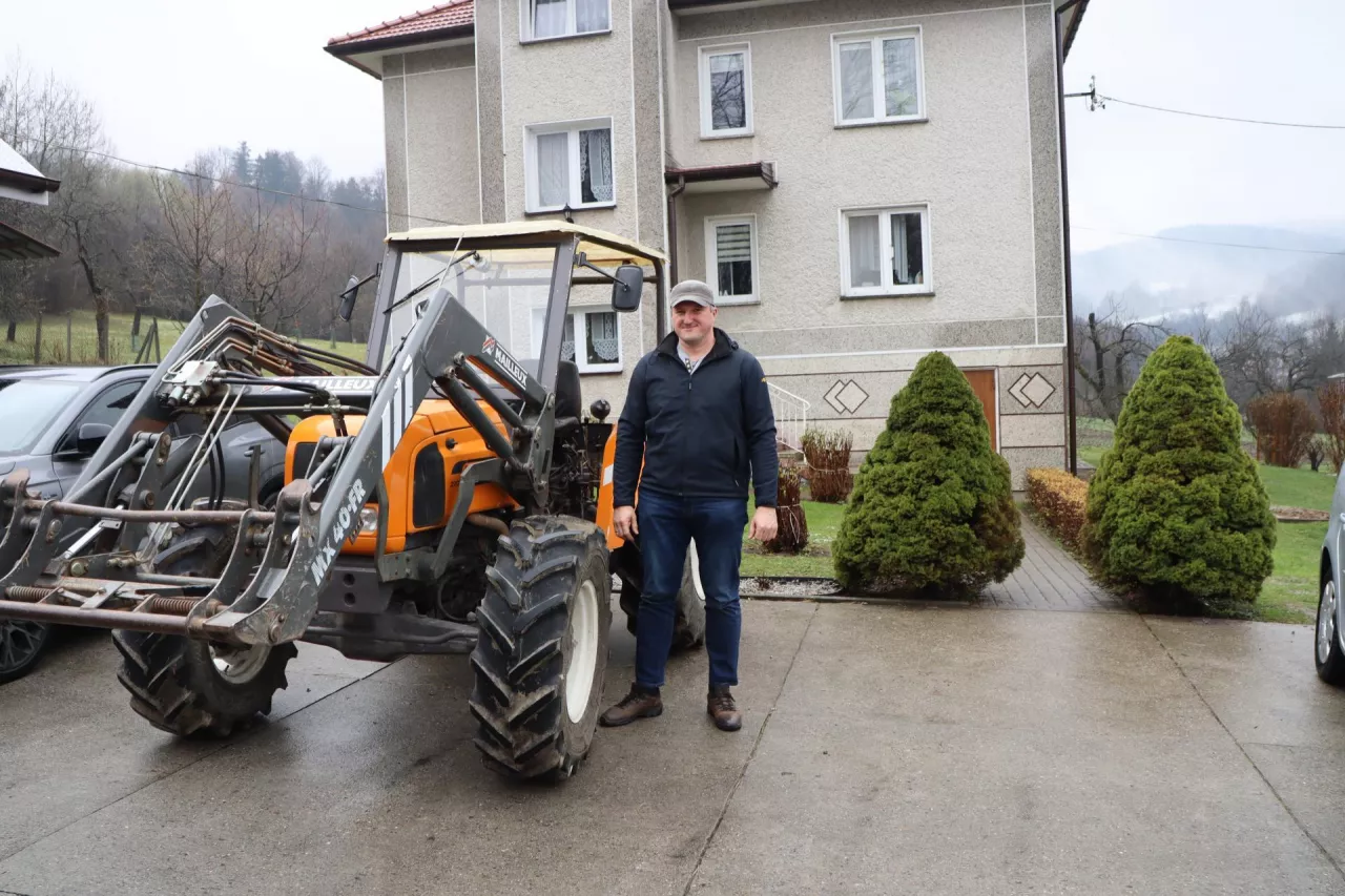 W gospodarstwie pracuje ciągnik Renault R 3222 z ładowaczem czołowym 