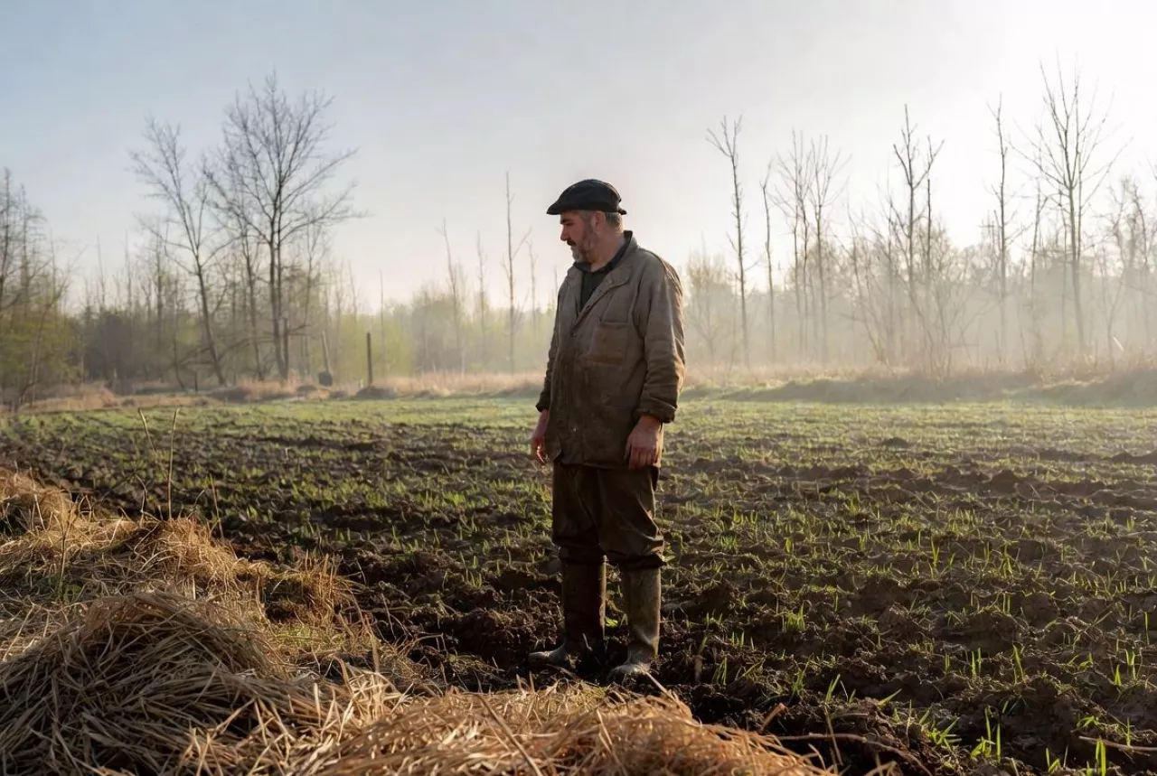Czy rolnik, który dzierżawi ziemię, ale nie pracuje może mieć status osoby bezrobotnej?