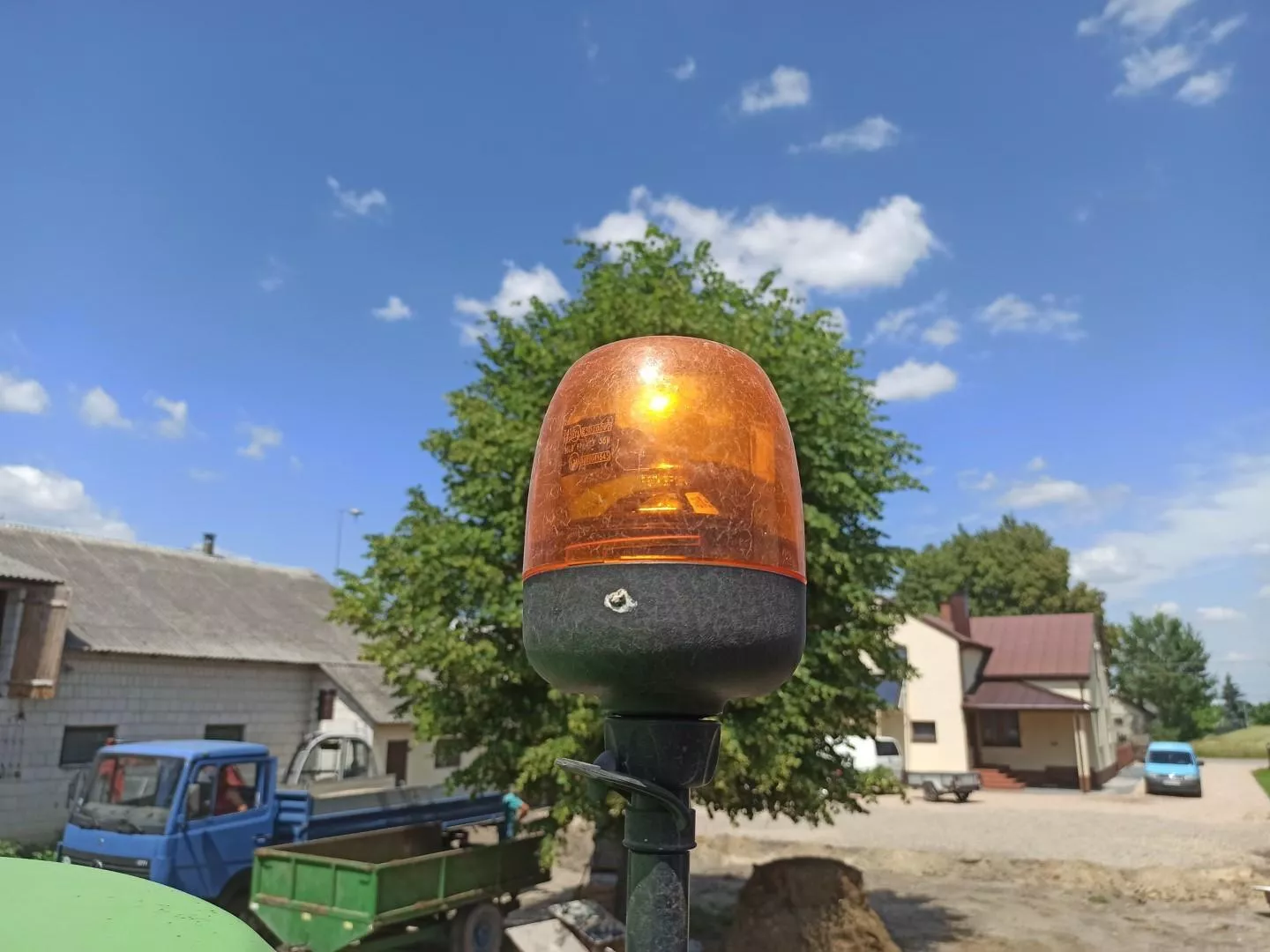 Kogut w ciągniku obowiązkowy? Za ten błąd rolnikowi grozi mandat