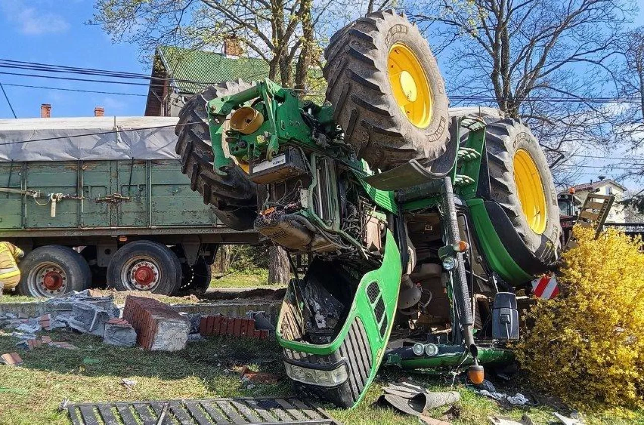 Ciągnik do góry kołami na drodze. Są ranni. Na miejscu lądował LPR