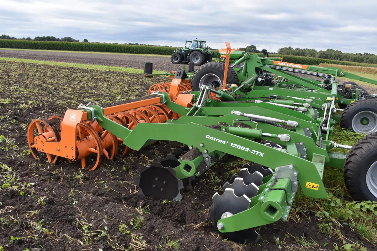 Nowa generacja brony Catros+ 12003-2TX o szerokościach roboczych 12 m i 12,25 m, która została zaprezentowana podczas targów Agritechnica