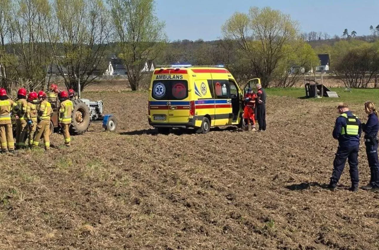 Wysiadł z kabiny i doszło do wypadku. 14-latek pod ciągnikiem