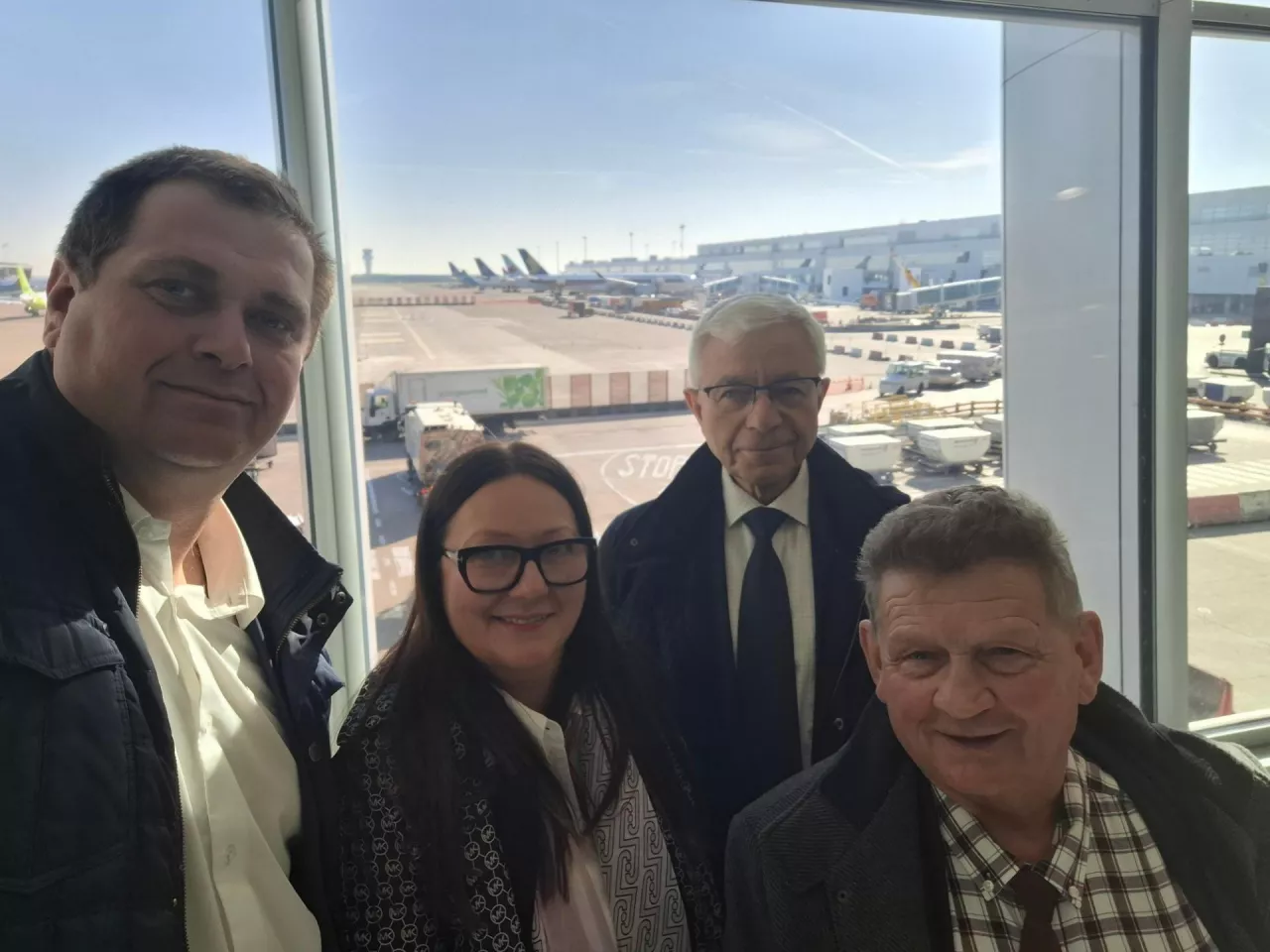 Delegacja organizacji rolniczych NSZZ R.I Solidarność, Związek Zawodowy Samoobrona na lotnisku w Brukseli.