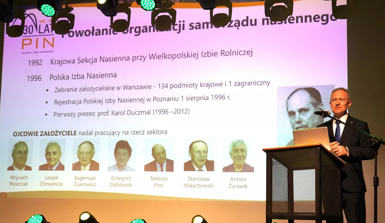 Karol Marciniak jest uznanym ekspertem polskiej i europejskiej branży nasiennej. Od blisko czterech dekad związany jest z hodowlą roślin oraz rozwojem sektora nasiennego. Jest absolwentem Uniwersytetu Przyrodniczego w Poznaniu oraz doktorem nauk rolniczych Instytutu Genetyki Roślin Polskiej Akademii Nauk. Swoją karierę zawodową rozpoczynał jako hodowca pszenżyta. W latach 2001-2016 pełnił funkcję prezesa zarządu Hodowli Roślin Danko. Od 2020 roku był prezesem zarządu Hodowli Roślin Smolice. Od wielu lat angażuje się w rozwój sektora nasiennego w ramach Polskiej Izby Nasiennej. Był prezesem zarządu Polskiej Izby Nasiennej w latach 2012-2016 i potem od 2024 roku.